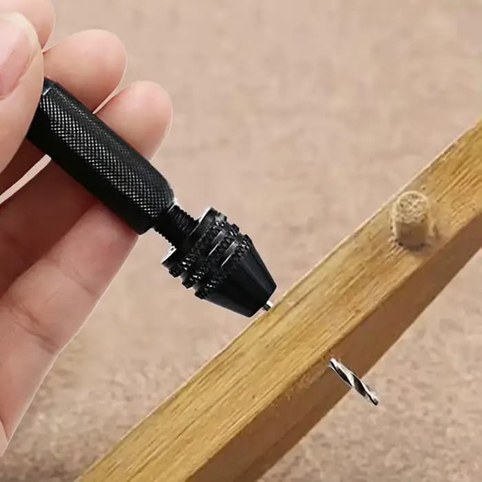 Mini ensemble d'outils avec perceuse hélicoïdale à main noire