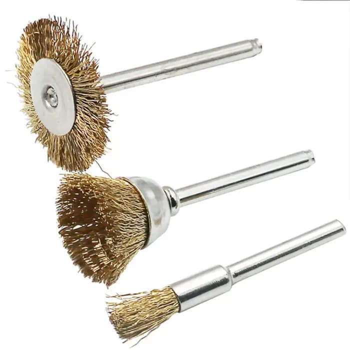 Brosse en laiton avec roues métalliques en acier