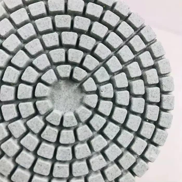 Disque de polissage pour la coupe des carreaux de céramique