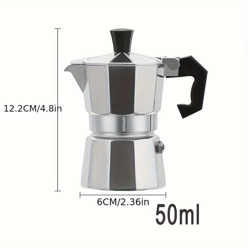 Cafetière et expresso classique sur cuisinière, cafetière moka pour la brassage de café italien et c