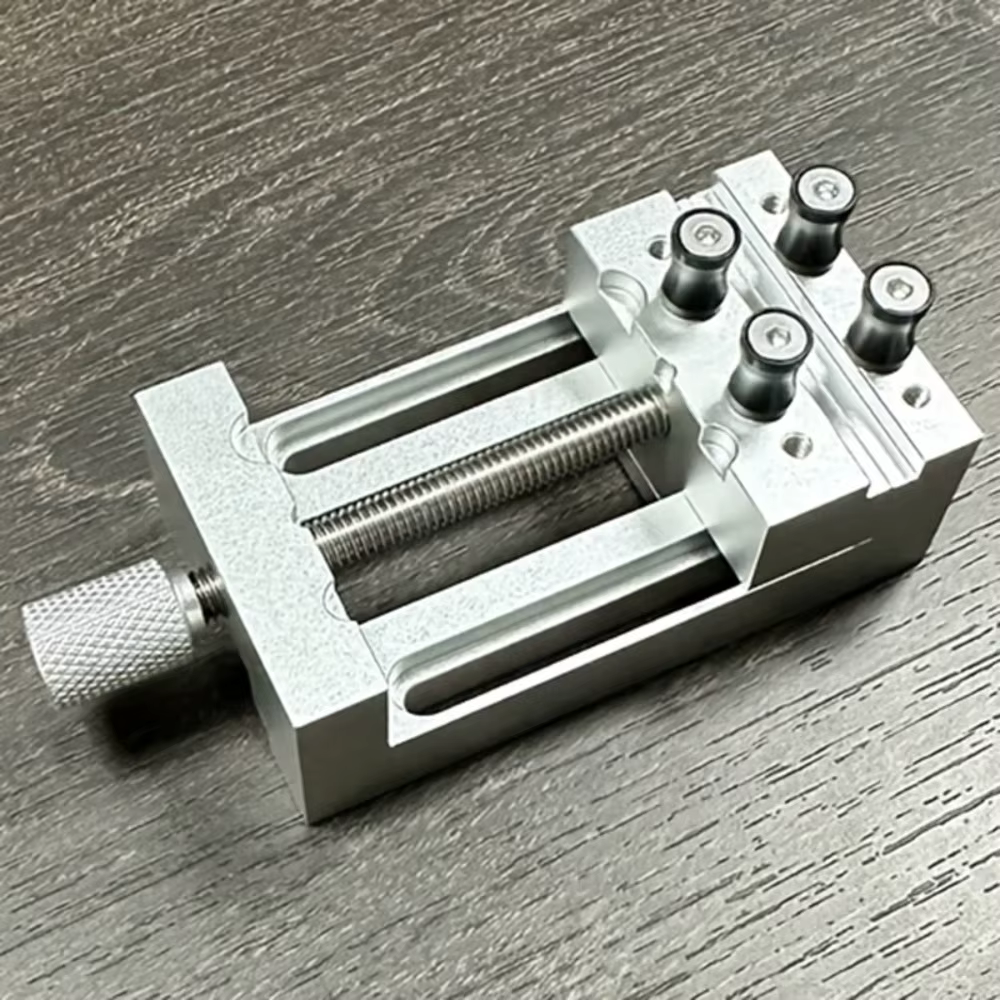 Mini étau de presse-perceuse 0-47 mm avec mâchoires en caoutchouc anti-rayures pour la fabrication artisanale et les petites réparations