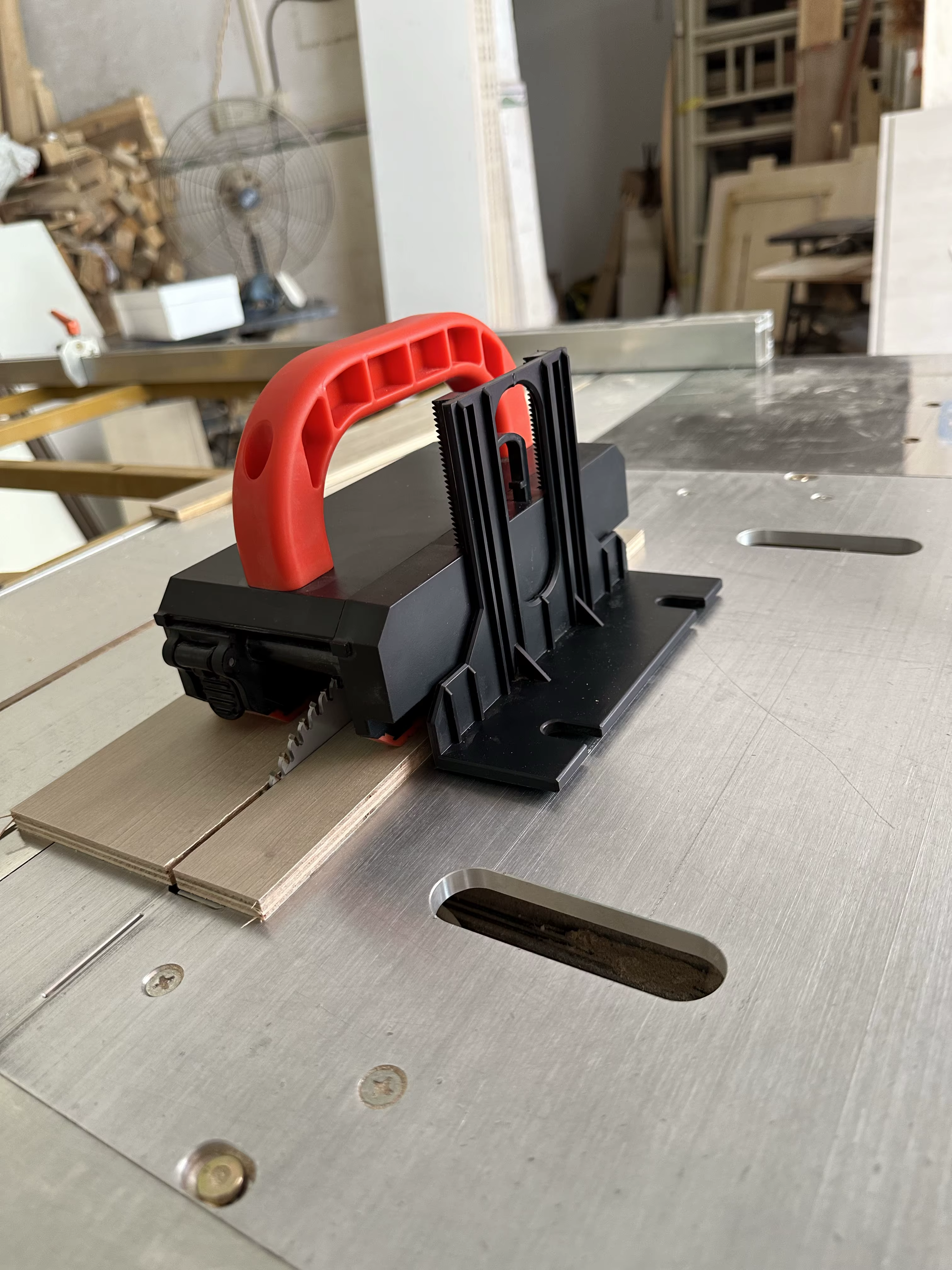 Poussoir de table de scie réglable