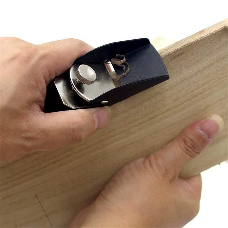 Mini avion outils de menuiserie sur bois raboteuse manuelle de charpentier