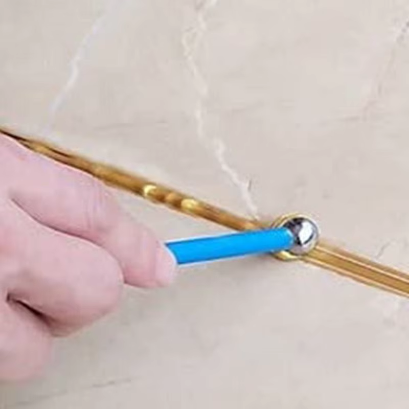 Outil de raclage de calfeutrage en silicone