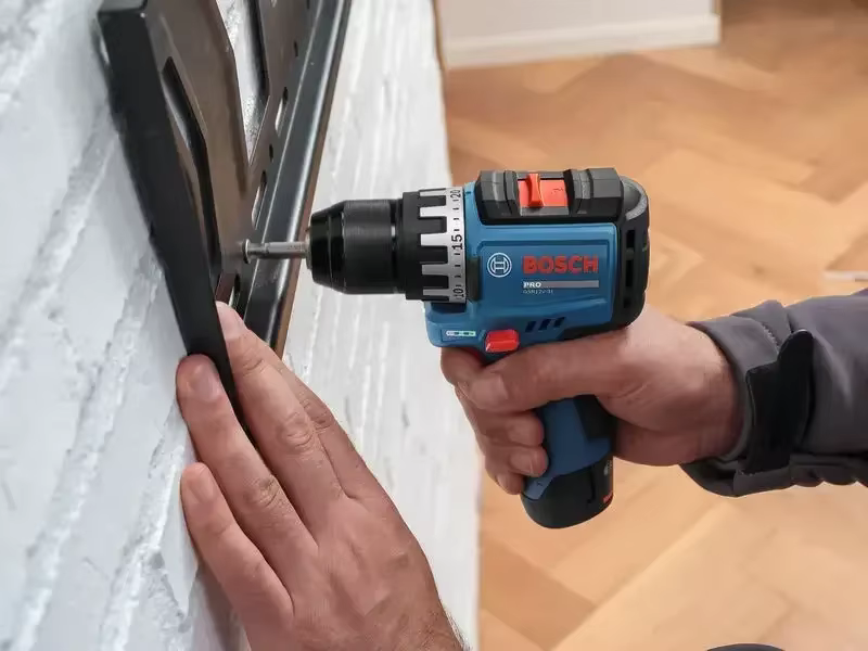 Perceuse-visseuse sans fil Bosch GSR 12V-31 avec réglages précis du couple pour l'installation de rayonnages et les travaux de fixation réguliers de meubles domestiques