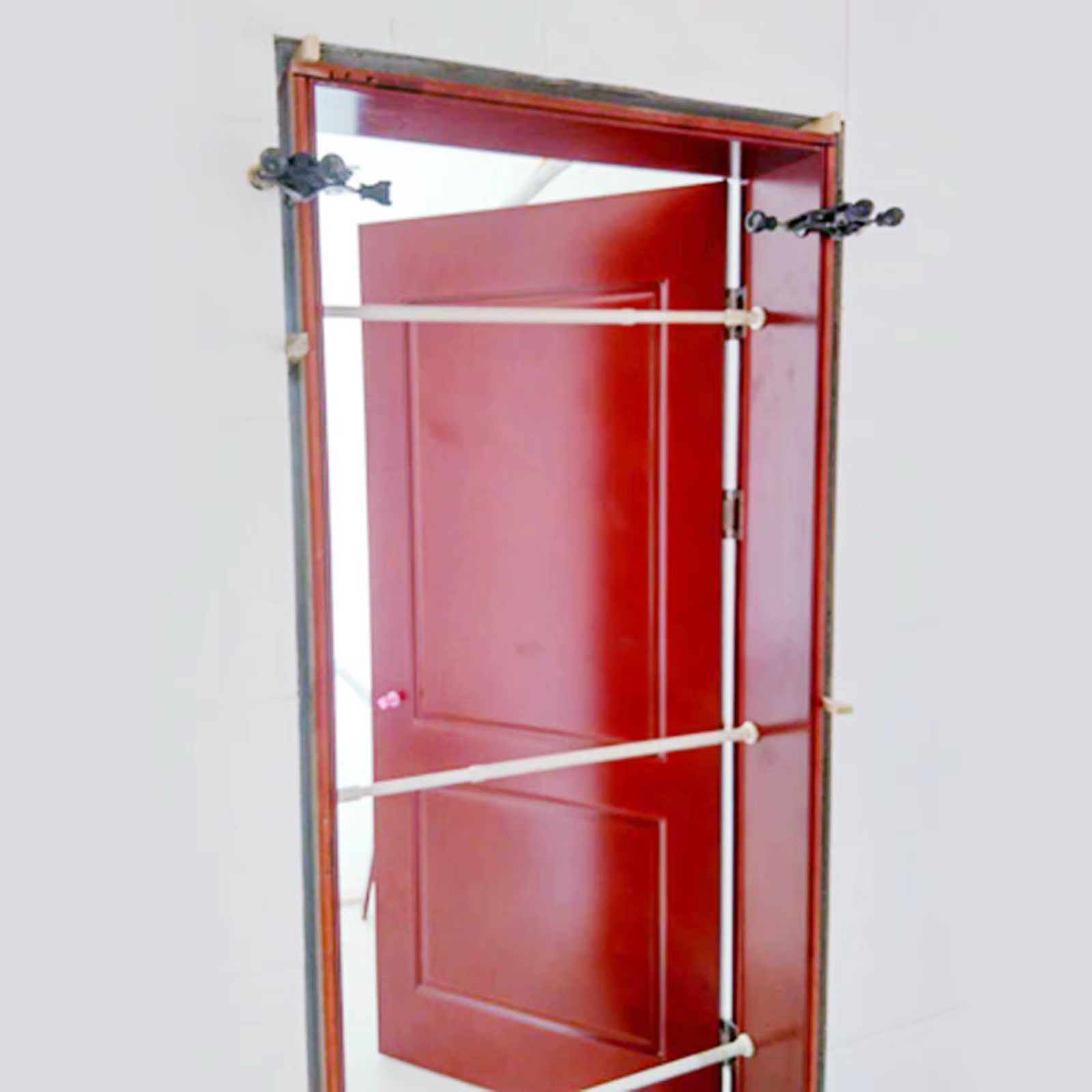 Outil d'installation de porte en bois