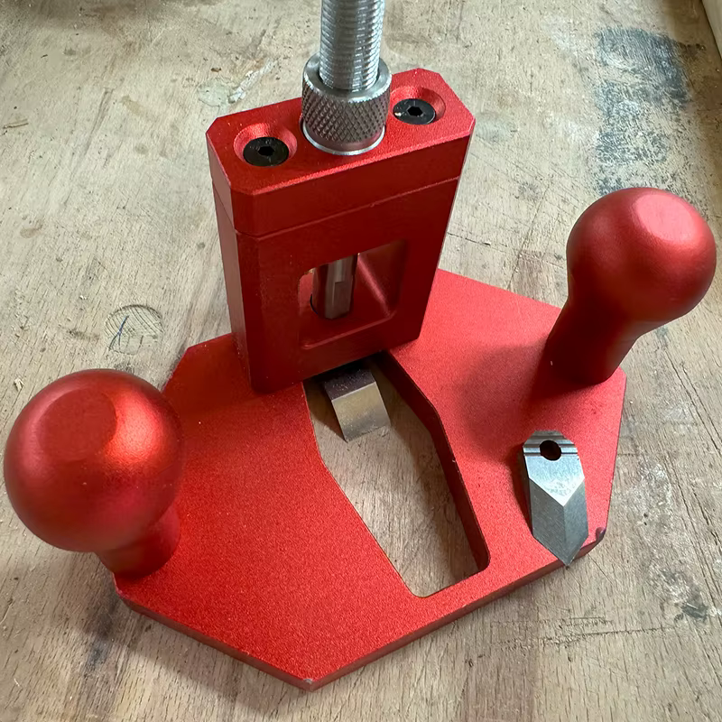 Outil de rainurage portatif pour plan de routeur