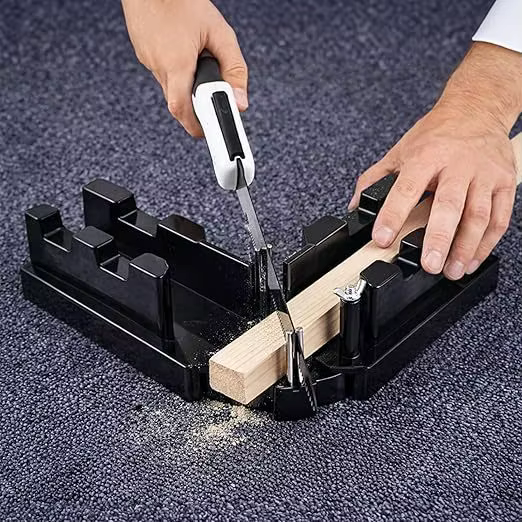 Outil de mesure et de coupe d'angle 2-en-1 pour le travail du bois