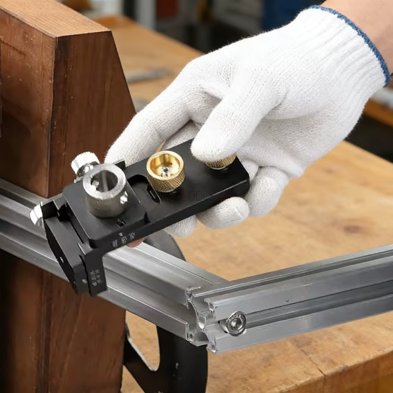 Gabarit intégré de poinçonnage et de taraudage pour profilés aluminium 20/30/40 - Outil auxiliaire