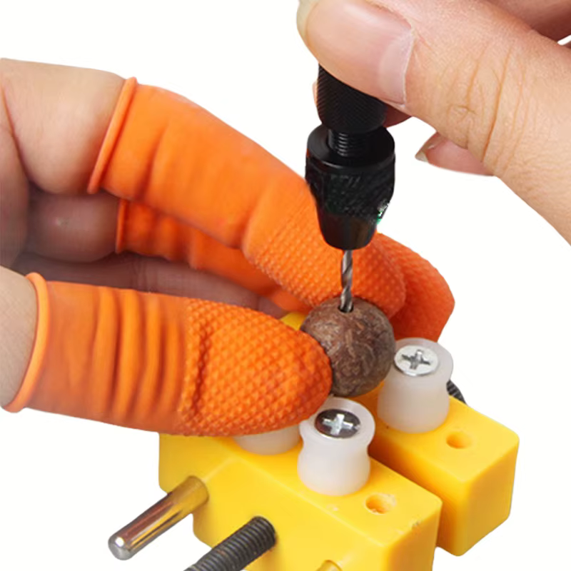 Mini ensemble d'outils avec perceuse hélicoïdale à main noire