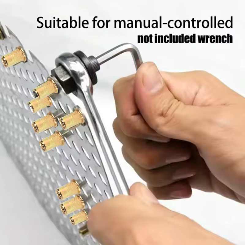 Outil de rivetage manuel pour fixation de plaque d'immatriculation