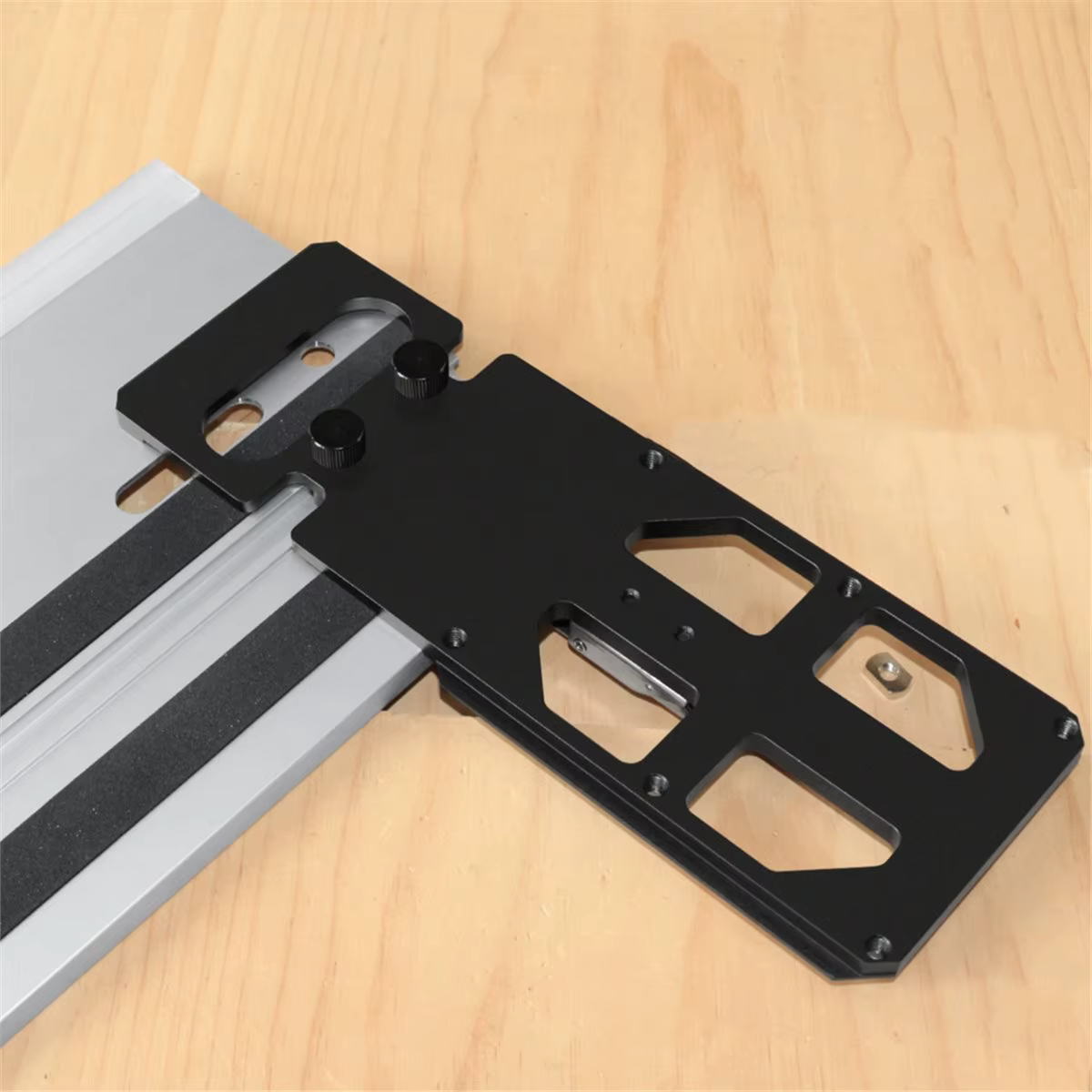 Nouvelle tendance! Scie à rail électrique pour le travail du bois en alliage d'aluminium avec 90 ° Plaque de position à