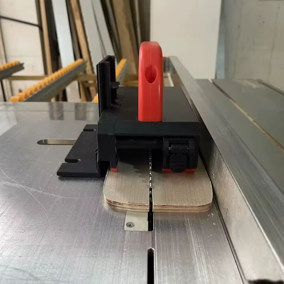 Poussoir de table de scie réglable