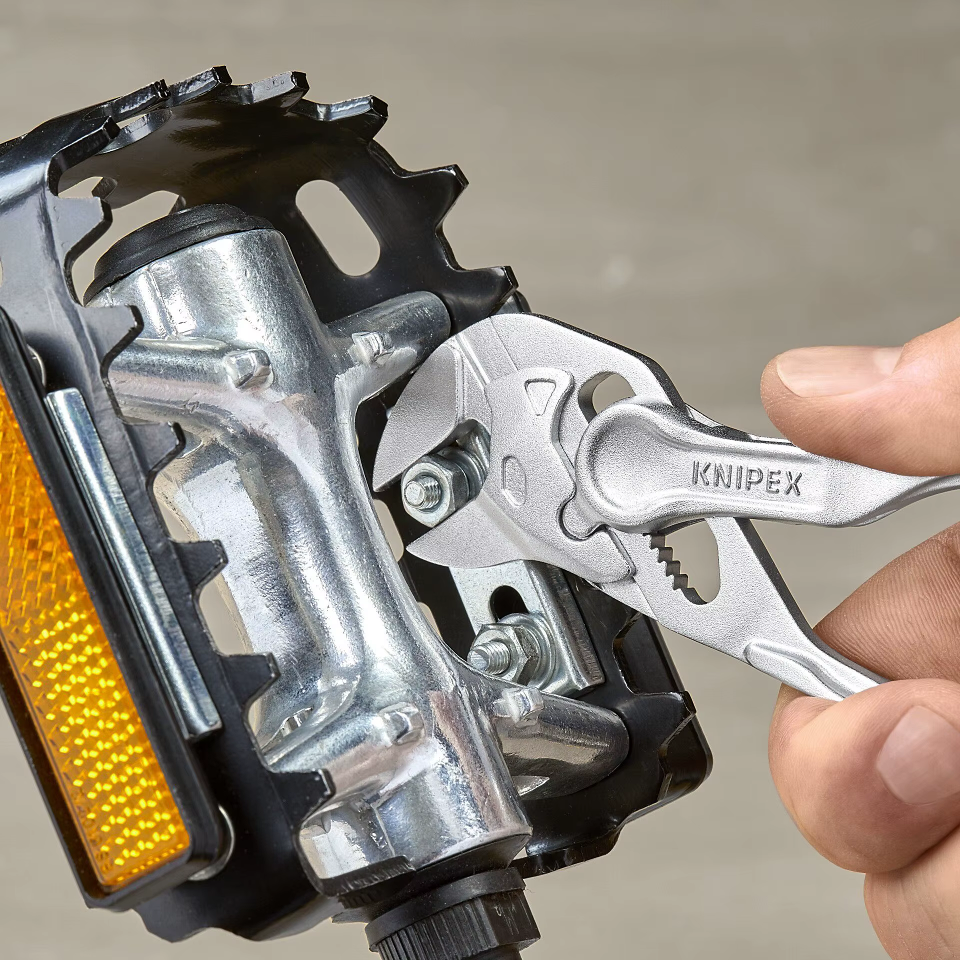 Knipex 8604100 Pince à sertir compacte réglable en acier chromé durable pour les professionnels et les réparations à domicile ou au garage