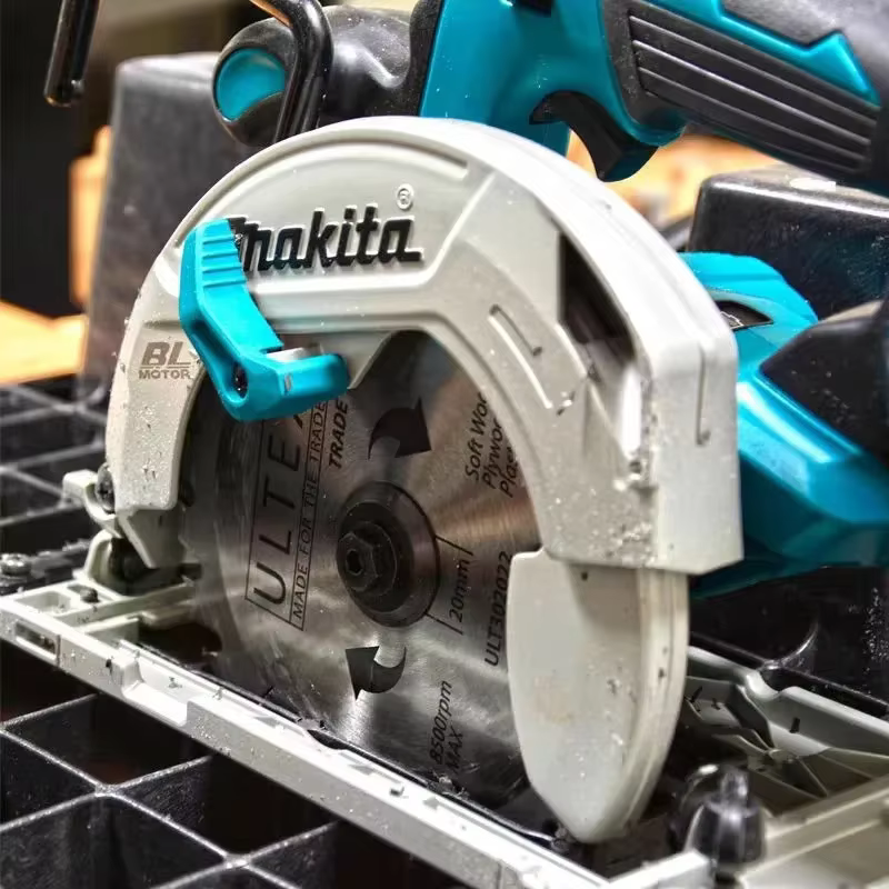 Scie circulaire électrique sans fil Makita à moteur sans balais