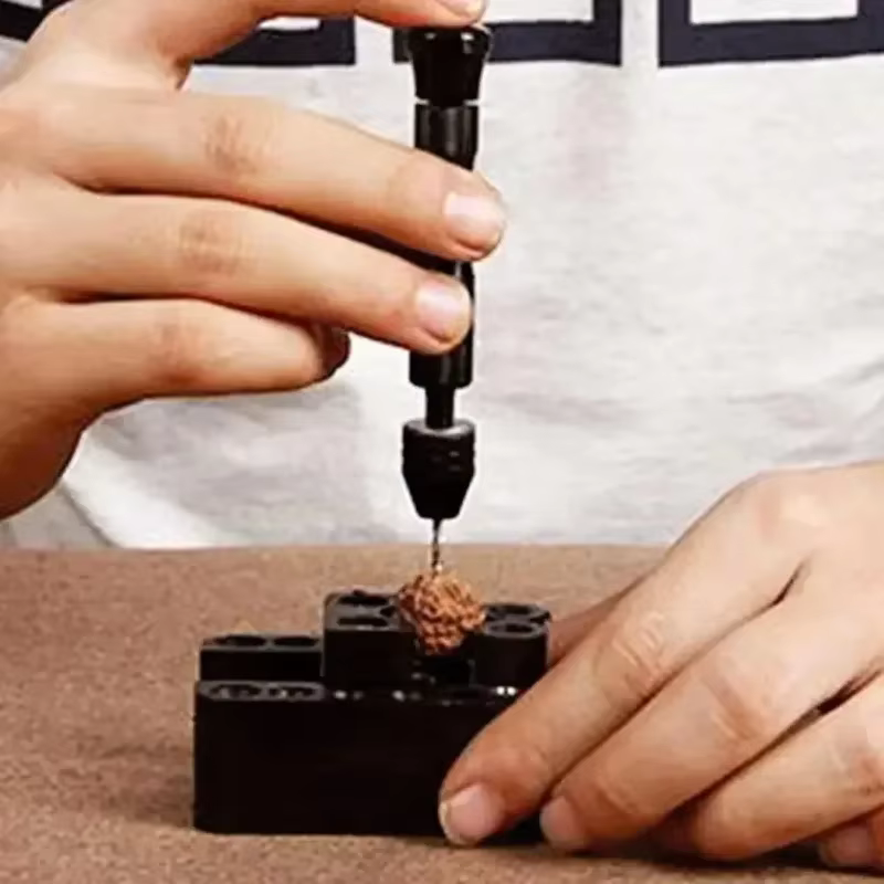 Mini kit d'outils avec perceuse manuelle noire 10 pièces pour le travail du bois