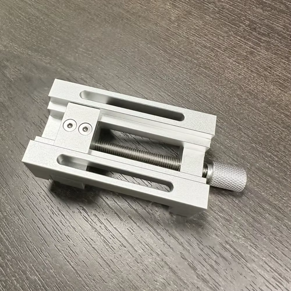 Mini étau de presse-perceuse 0-47 mm avec mâchoires en caoutchouc anti-rayures pour la fabrication artisanale et les petites réparations