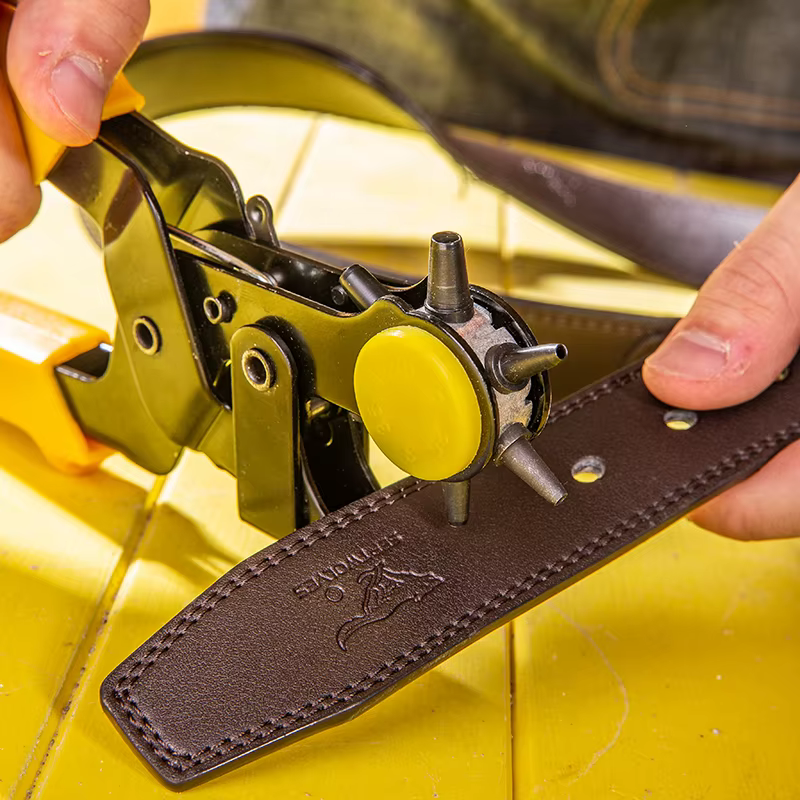 Pince multifonction, perforateur d'oeillet