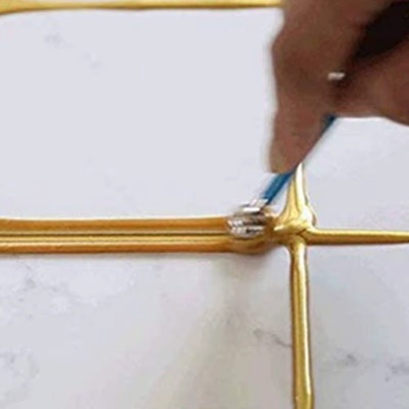 Outil de raclage de calfeutrage en silicone