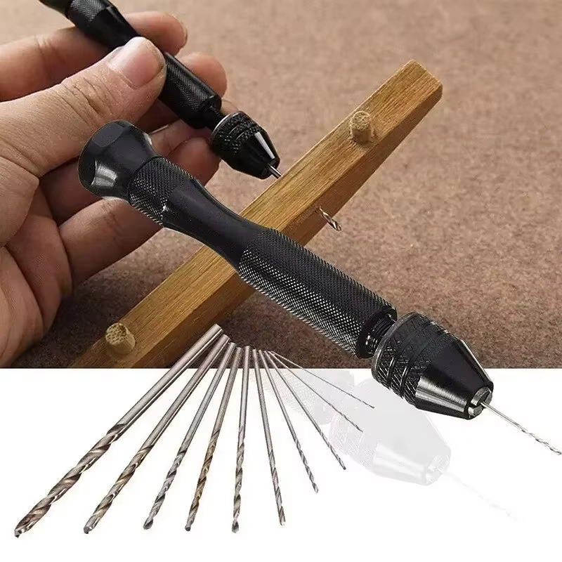 Mini ensemble d'outils avec perceuse hélicoïdale à main noire