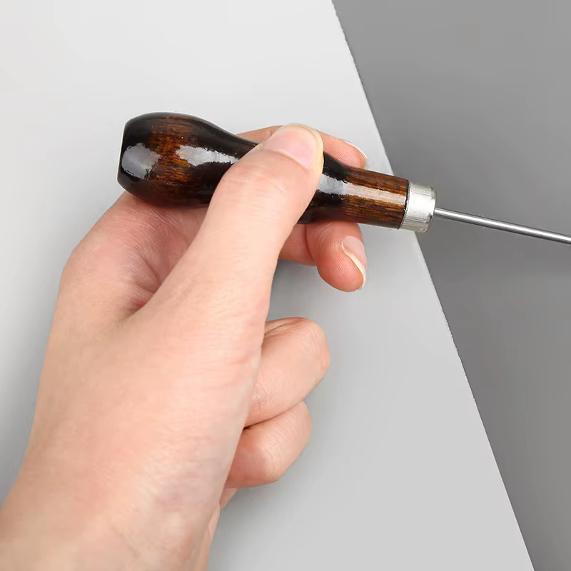 Poinçon professionnel en cuir avec manche en bois