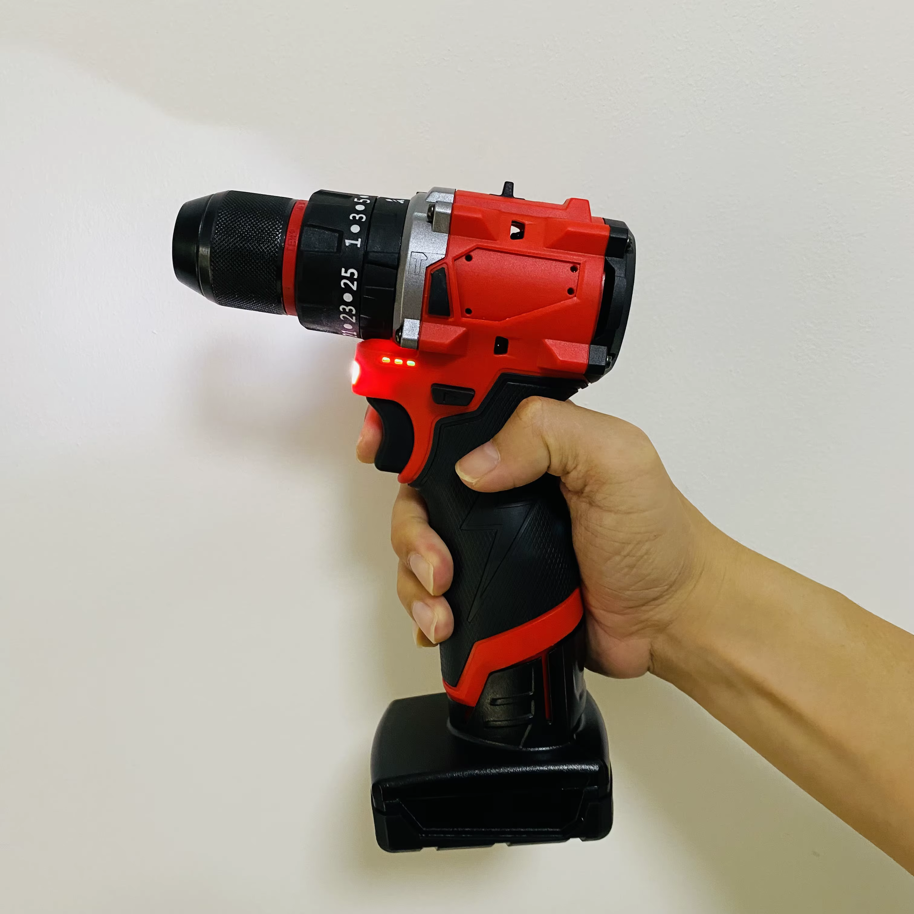 Perceuse à percussion compacte 10 mm sans balais