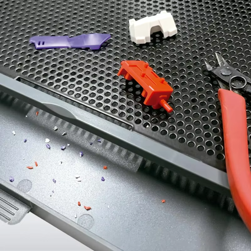 Banc de travail compact pour modélisme avec éclairage LED