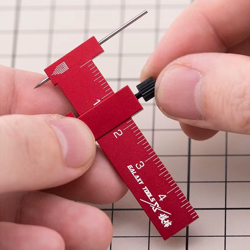 Outils de construction : Règle de traçage équidistante et traçeurs parallèles pour créer des lignes de contour gravées sur les modèles