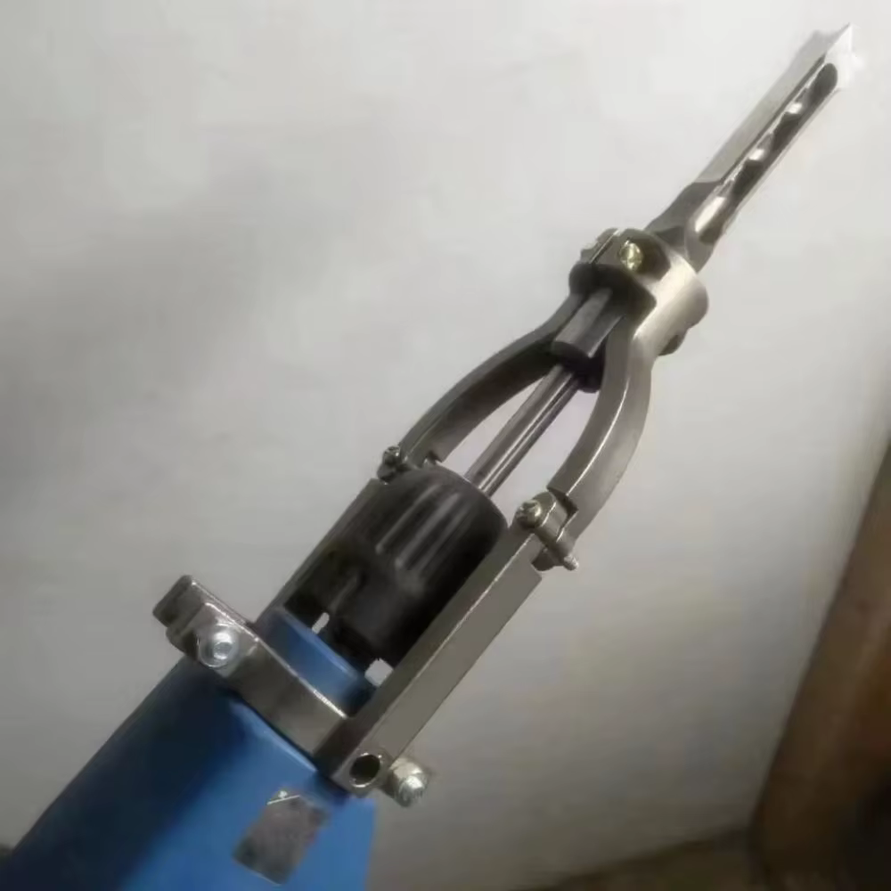 Pince réglable pour perceuse à trous carrés