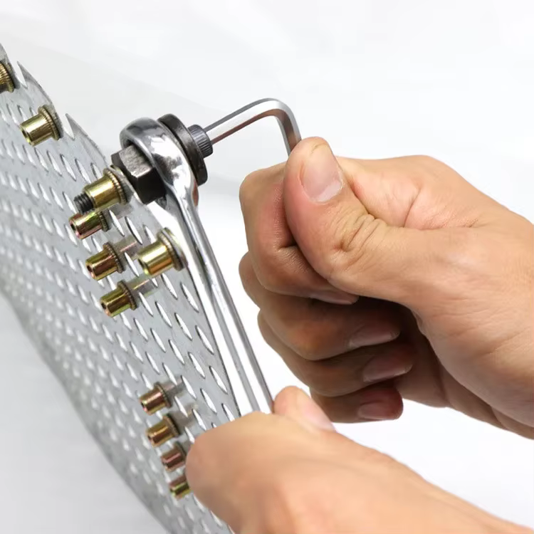 Outil de rivetage manuel avec 10 rivets