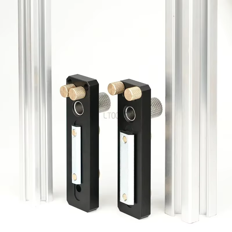 Outil auxiliaire de poinçonnage pour profilés en aluminium
