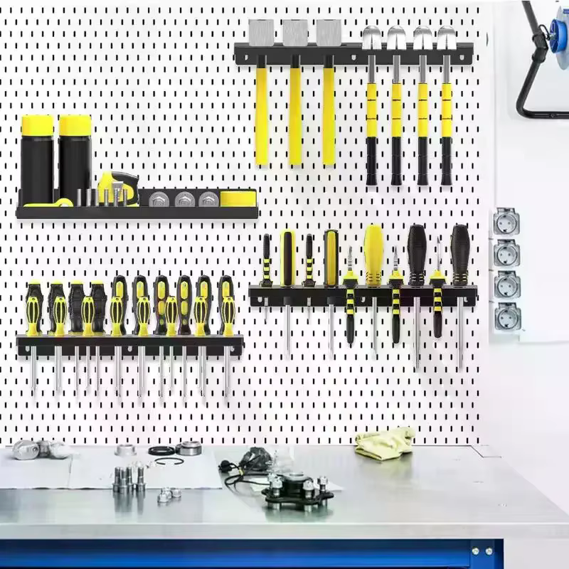 Unité murale d'atelier pour stocker des outils métalliques tels que les pinces