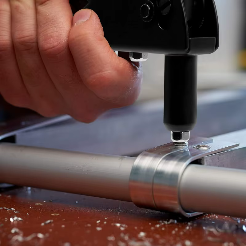 Pistolet à rivets robuste