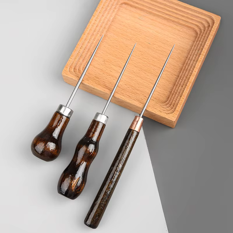 Poinçon professionnel en cuir avec manche en bois