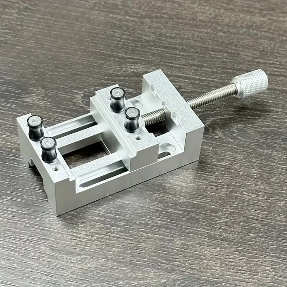 Mini étau de presse-perceuse 0-47 mm avec mâchoires en caoutchouc anti-rayures pour la fabrication artisanale et les petites réparations