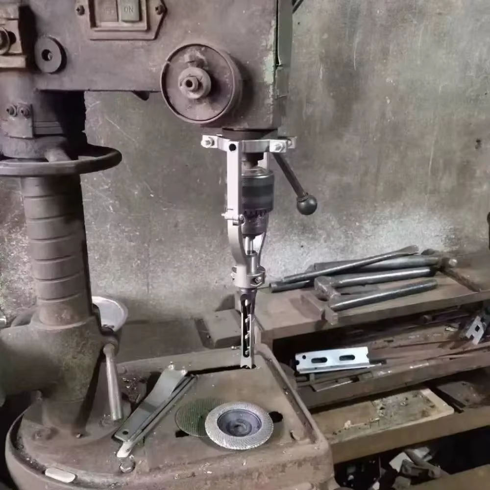 Pince réglable pour perceuse à trous carrés