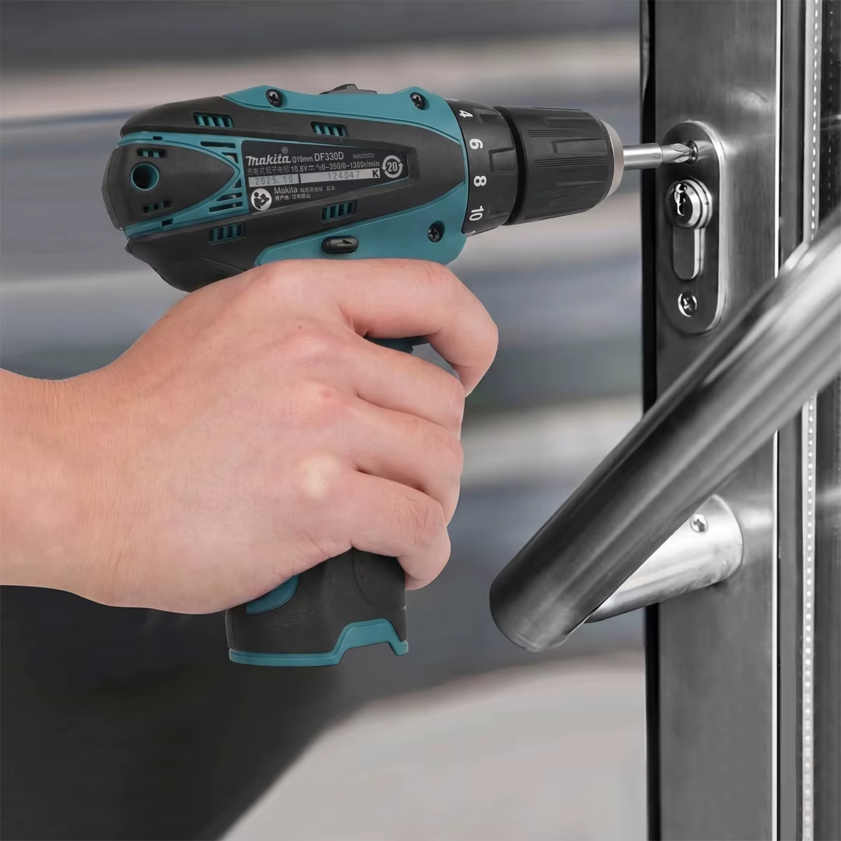 Perceuse-visseuse sans fil Makita DF330D 10
